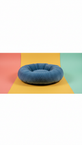Cama afelpada azul urbano para mascotas, diseño acogedor tipo nido