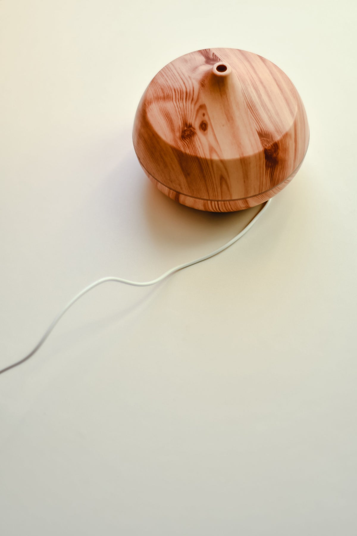 Difusor humidificador de aromas en madera sobre superficie blanca
